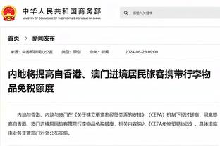 布克谈三巨头：我们在每场比赛都学了一些新的东西